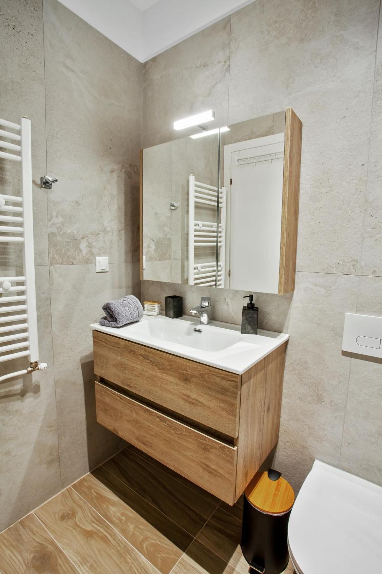 Airbnb - Bella Vista B Apartment *